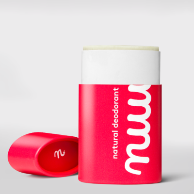 Desodorizante natural em stick com embalagem vermelha e branca, tampa ao lado