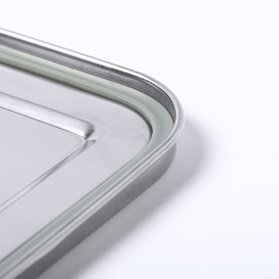 Tabuleiro retangular metálico prateado com revestimento interno cinza claro