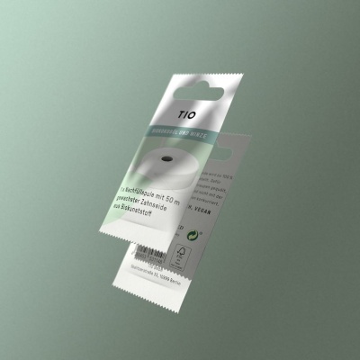 Embalagem transparente com rolo branco de fita adesiva TIO e texto em alemão