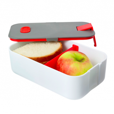 Marmita branca com tampa cinza e detalhes vermelhos, com pão e maçã dentro
