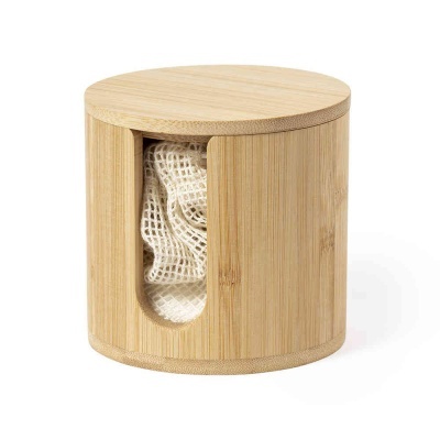 Recipiente cilíndrico de bambu com tampa e esponja branca em padrão em rede visível na abertura frontal.