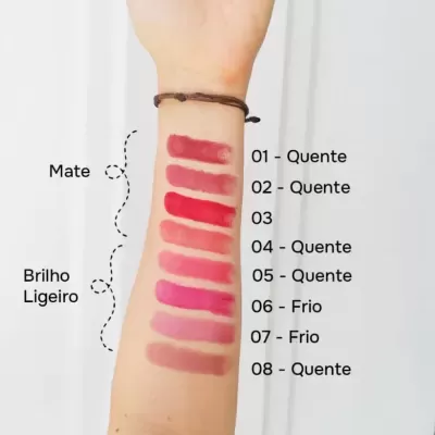 Amostras de batons em braço com descrições de cores e acabamentos