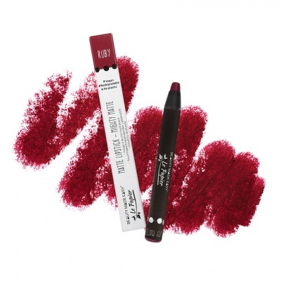 Lápis de lábios mate vermelho escuro com embalagem branca e traços de cor ao fundo