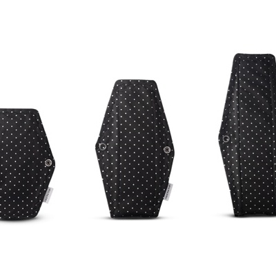 Três penso reutilizáveis pretos com pequenos pontos brancos de vários tamanhos