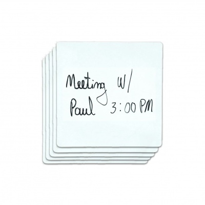 Notas adesivas quadradas brancas com mensagem escrita à mão