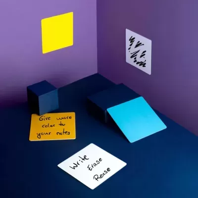 Conjunto de objetos de escritório coloridos numa superfície azul com parede roxa