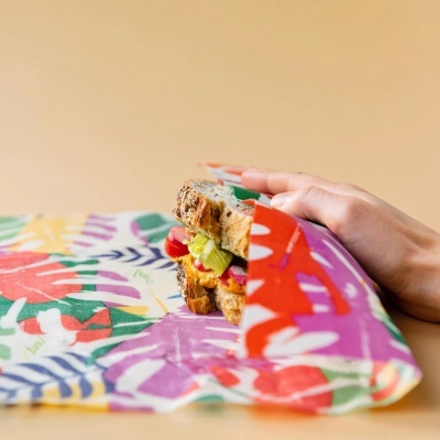 Sanduíche em embalagem reutilizável colorida com padrão floral
