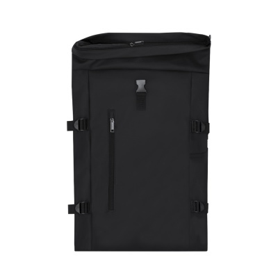 Mochila preta com fechos e fivelas