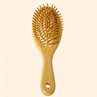 Escova de cabelo oval em madeira clara com cerdas de madeira