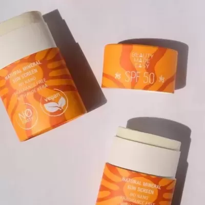 Protetor solar natural mineral com embalagem laranja e texto branco, SPF 50