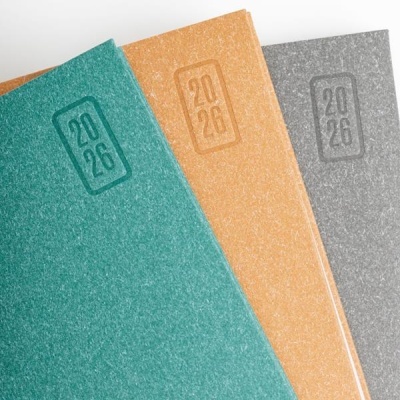 Três agendas coloridas com o ano 2026 em relevo