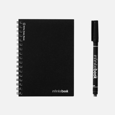 Caderno espiralado preto e caneta preta Infinitebook sobre fundo branco