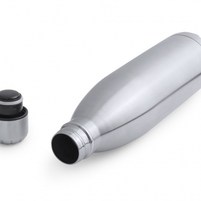 Garrafa metálica prateada com tampa removida em fundo branco