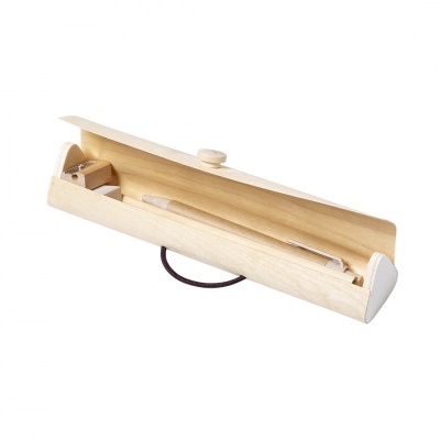 Estojo de madeira claro com lápis e apontadora