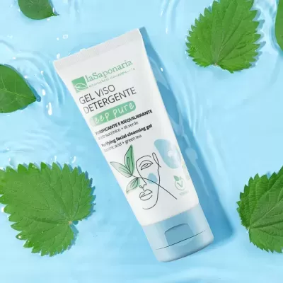 Gel de rosto detergente la Sapontaria com ilustração e texto em embalagem branca e azul sobre fundo azul com folhas