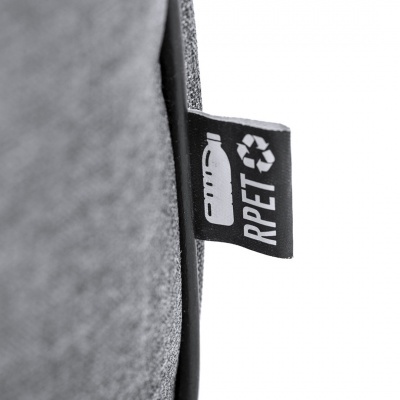 Etiqueta preta com texto PET RPET em tecido cinzento