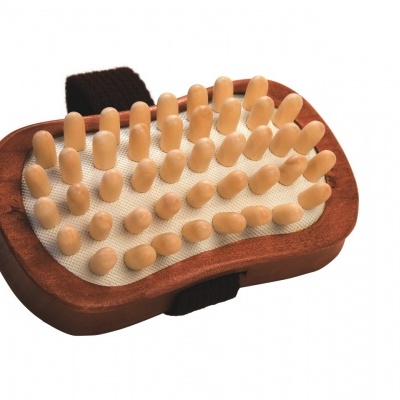 Escova de massagem de madeira com pontas arredondadas e alça escura