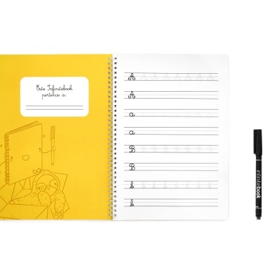 Caderno espiral amarelo aberto com páginas para prática de caligrafia e caneta preta ao lado