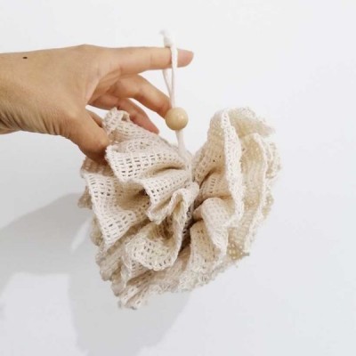 esponja de banho em crochet bege com corda e conta de madeira