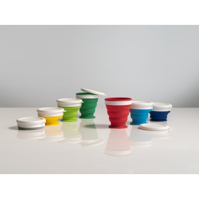 Conjunto de copos dobráveis coloridos com tampas brancas