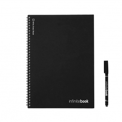 Caderno preto espiral com caneta ao lado