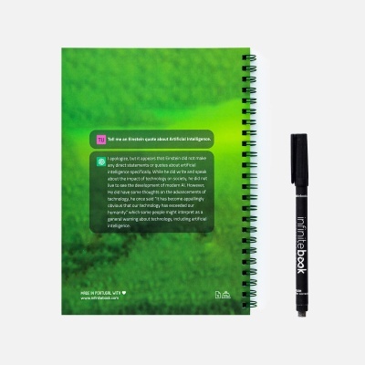 Caderno verde espiral com texto e caneta preta 'infinitebook'