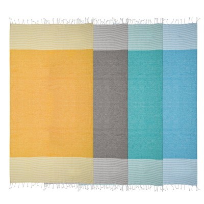 Manta ou tapete com faixas verticais coloridas e franjas nas bordas