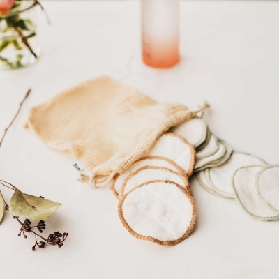 Discos de algodão reutilizáveis com saco de rede e ramo seco