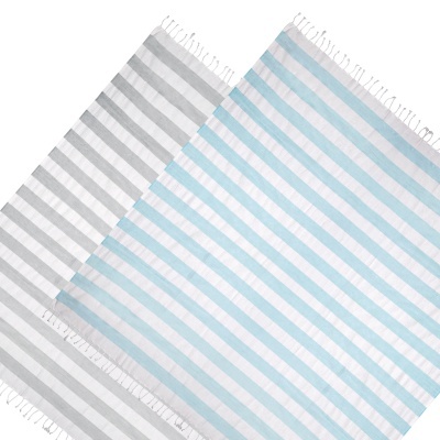 Toalhas de banho ou praia com riscas cinza e azul claro e franjas nas extremidades