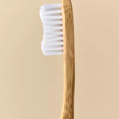 Escova de dentes de madeira com cerdas brancas