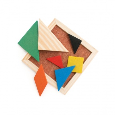 Peças geométricas coloridas de madeira num tabuleiro quadrado claro