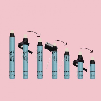 Lápis de batom azul claro com tampa preta em diferentes estágios de abertura