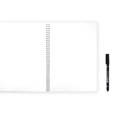 Caderno aberto com caneta preta ao lado