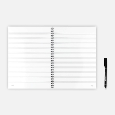 Caderno espiral aberto com linhas e caneta preta ao lado sobre fundo branco