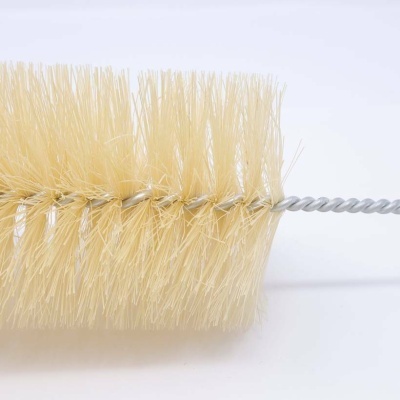 Escova cilíndrica com cerdas naturais creme e cabo metálico