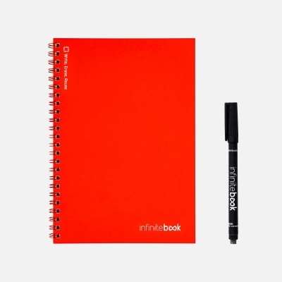 Caderno vermelho espiral e caneta preta