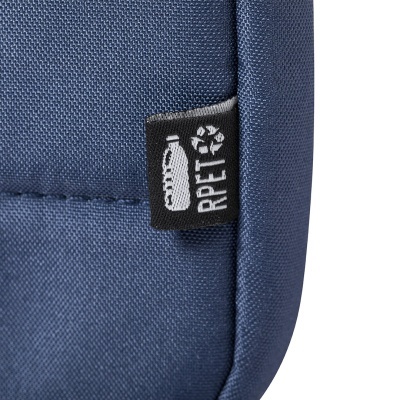 Etiqueta preta com símbolo de reciclagem e texto RPET numa bolsa azul