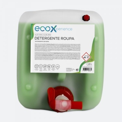 Recipiente plástico verde com detergente para roupa e logo ecoxperience