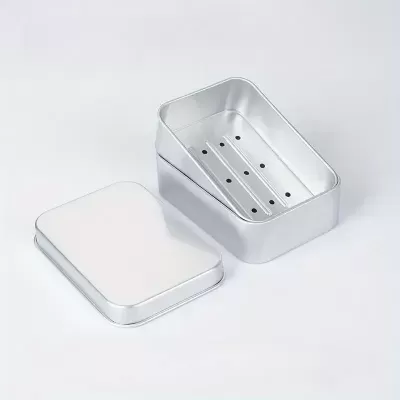Caixa metálica retangular prata com tampa removível e inserção perfurada