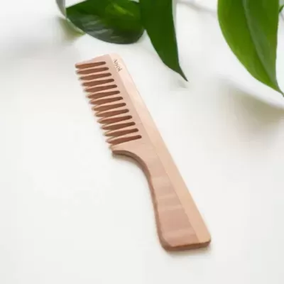 Pente de madeira com dentes largos e cabo
