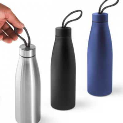 Três garrafas térmicas de aço inoxidável nas cores prateado, preto e azul com tampa e alça de cordão