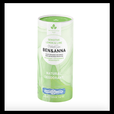 Desodorizante natural em embalagem cilíndrica verde com texto e selo azul