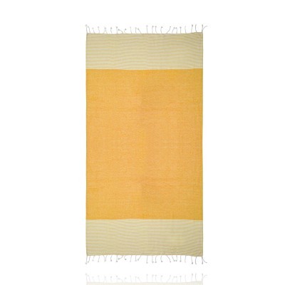 Tapete amarelo com franjas e detalhe creme