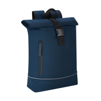 mochila azul escura com fecho enrolado e bolso vertical preto