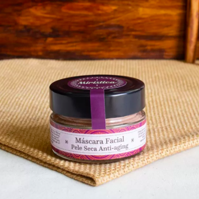 Frasco de máscara facial para pele seca com tampa preta e etiqueta branca e rosa