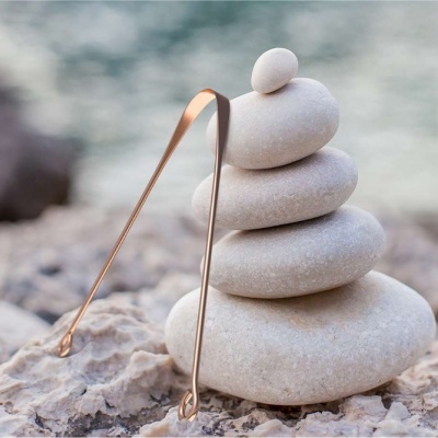 Pedras brancas empilhadas com acessório metálico dourado