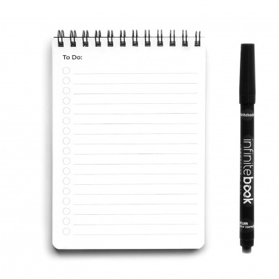 Bloco de notas em espiral branco com marcador preto ao lado