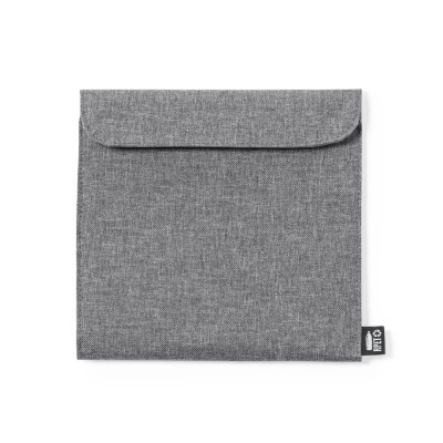 Bolsa cinzenta de tecido com aba e etiqueta preta