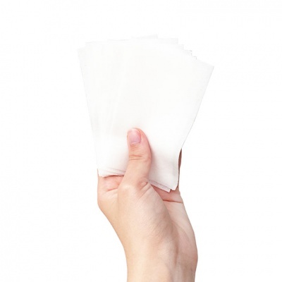 Mão segurando lenços de papel brancos