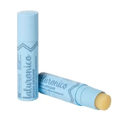 Bálsamo labial em stick azul claro com texto azul escuro